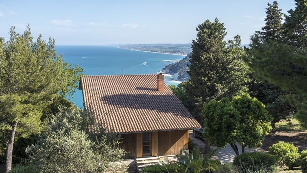 A coastal house with a tiled roof, surrounded by trees and overlooking the sea. - S267 - Sirolo , portion of a single villa surrounded by the greenery of Conero (Sirolo)