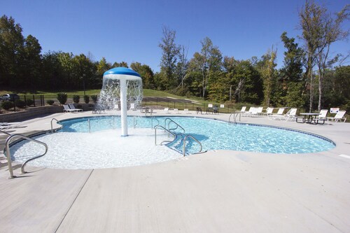 Lois' Luxury Lodge w/ Hot tub, Pools, Mountain Views, Fireplace, and Balcony 