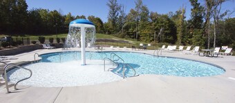 Lois' Luxury Lodge w/ Hot tub, Pools, Mountain Views, Fireplace, and Balcony