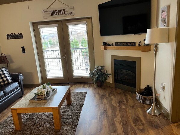 Smart TV, fireplace