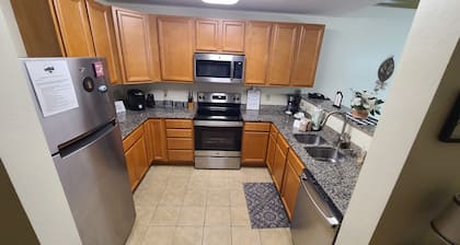 Lois' Luxury Lodge w/ Hot tub, Pools, Mountain Views, Fireplace, and Balcony