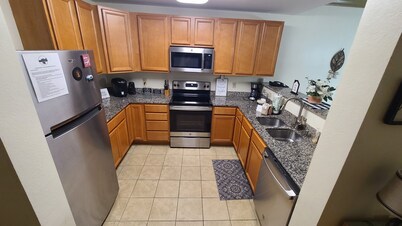 Lois' Luxury Lodge w/ Hot tub, Pools, Mountain Views, Fireplace, and Balcony 