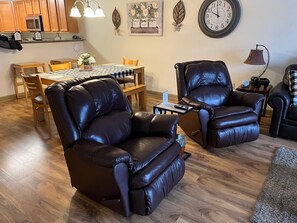 Smart TV, fireplace - Lois' Luxury Lodge w/ Hot tub, Pools, Mountain Views, Fireplace, and Balcony (Pigeon Forge)