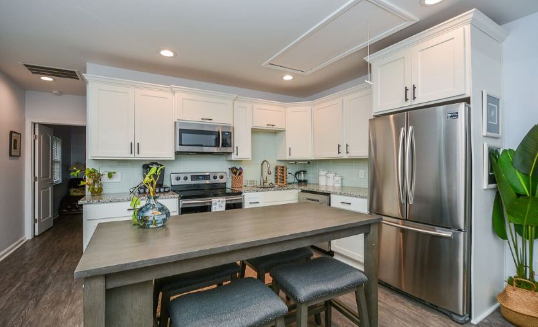 Full-sized fridge, stovetop, dishwasher