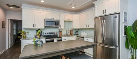 Refrigerador con freezer, placa de cocina, lavavajillas