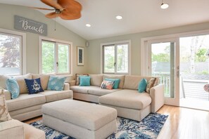 Televisión, chimenea y oficina 