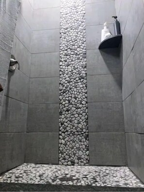 Douche, séchoir à cheveux, serviettes fournies, savon
