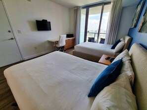 Laptop workspace, iron/ironing board, free WiFi, bed sheets - BW Luxury Suites (Hallandale Beach)