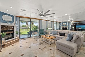 Smart TV, caminetto, libri, impianto stereo