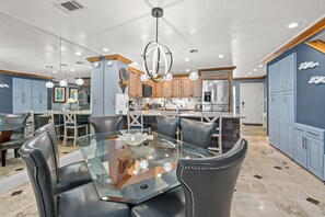 Dining - Beautiful Mainsail Townhome Sleeps 8 .   3 bedrooms3 bathrooms Gated Community  (Miramar Beach)