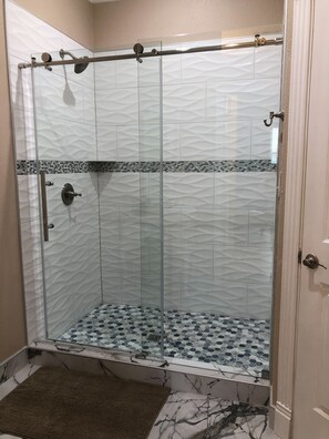 Dusche, Haartrockner, Handtücher, Seife