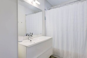 Combined shower/bathtub, hair dryer - The Tiffany | Pet-Friendly SoCo Townhome (Austin)