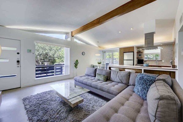 Televisión y oficina 