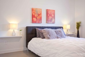 2 soveværelser, senge med madrasser af memory foam