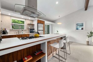 Køleskab, mikrobølgeovn, ovn, kogeplade