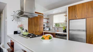 Een koelkast, een microgolfoven, een oven, een kookplaat