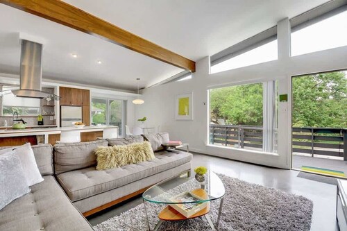 The Verde | Chic SoCo Retreat + Pet Friendly