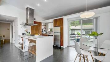 Coffee/tea maker, fridge, microwave, oven