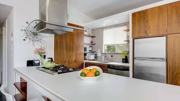 Réfrigérateur, four à micro-ondes, un four, surface de cuisson