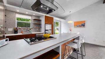 Kjøleskap, mikrobølgeovn, ovn og kokeplater