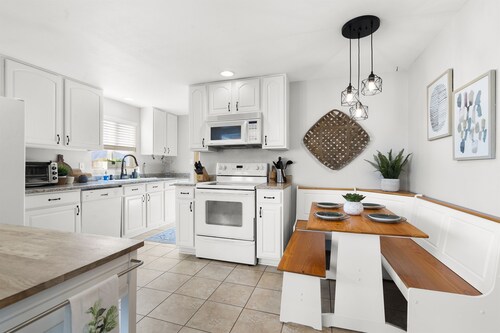 Queen beds | Pet friendly | Mountain Views | Safe