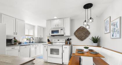 Queen beds | Pet friendly | Mountain Views | Safe