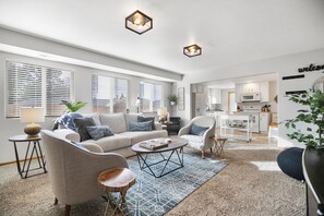 Una Smart TV, una chimenea, un reproductor de DVD, libros