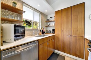 冷蔵庫、電子レンジ、オーブン、コンロ