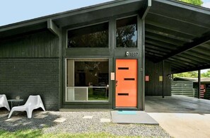 Exterior - SoCo Getaway | Mid-Century Style & Pet-Friendly (Austin)