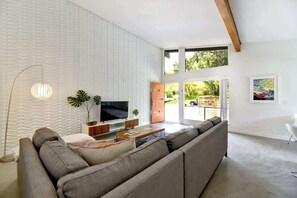 TV, offices - SoCo Getaway | Mid-Century Style & Pet-Friendly (Austin)