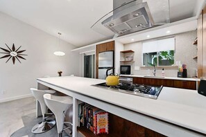 Fridge, microwave, oven, stovetop - Mellow Yellow | SoCo Stay + Pet Friendly (Austin)