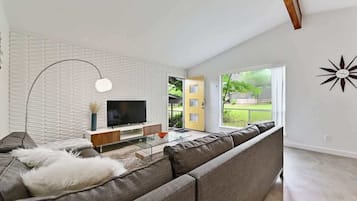 Una televisión, una oficina