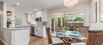 Coastal Cottage / 1 Mile to Hobe Sound Public Beach