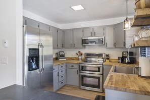Refrigerador, microondas, horno y parrilla de estufa 