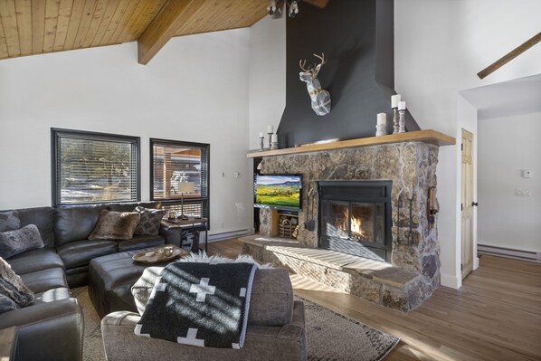 Smart TV, fireplace