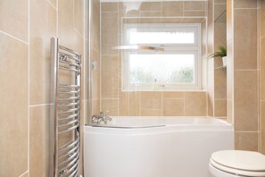 Tina con regadera, secadora de cabello, toallas, jabón 