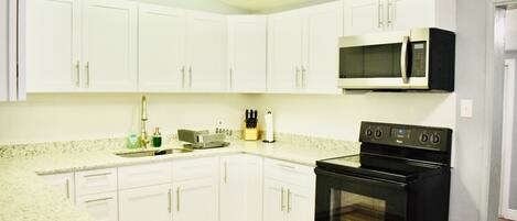 Een koelkast, een magnetron, een oven, een kookplaat