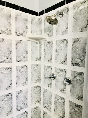 Dusche, Haartrockner, Handtücher, Seife