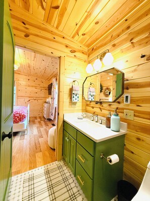 2 dormitorios, caja fuerte, tabla de planchar con plancha