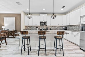 ميكروويف، كرسي للأطفال، مناشف ورقية