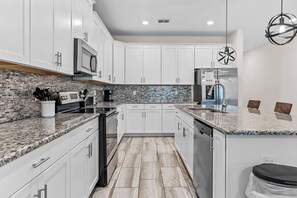 Mikrowelle, Hochstuhl, Küchenrolle