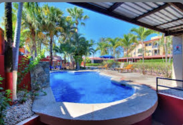Outdoor pool, open 7:00 AM to 9:00 AM, free cabanas, pool umbrellas - Clarita's Hotel (Jacó)