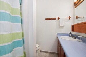 Íbúð - 1 meðalstórt tvíbreitt rúm (Kona Shores#236) | Baðherbergi