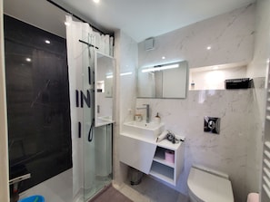 Douche, sèche-cheveux, serviettes fournies