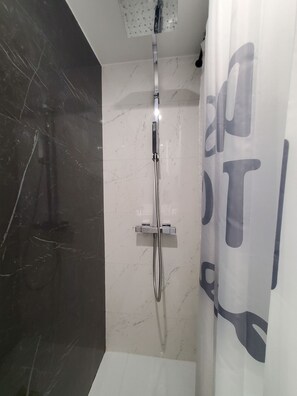 Dusche, Haartrockner, Handtücher
