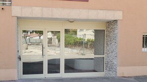 Ein Gebäudeeingang mit Glastür und einem Schild darüber.
