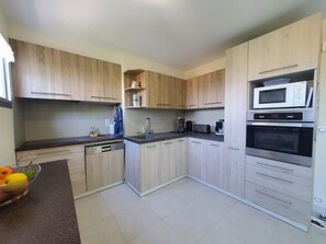 Frigorifero, microonde, forno, lavastoviglie