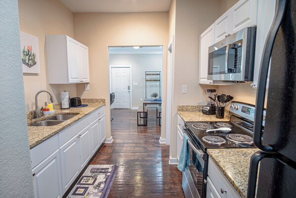Apartamento (2 Bedrooms) | Cozinha privada | Micro-ondas, fogão, cooktop, talheres/pratos/utensílios de cozinha