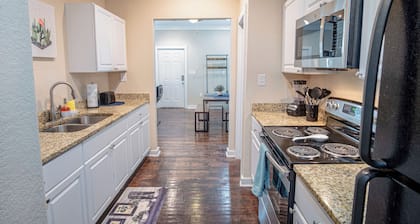 Fabulous Newly Renovated 2br/1ba Near Downtown