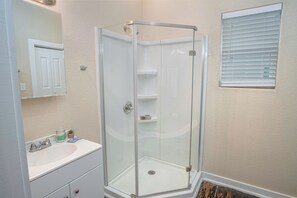 Apartment (2 Bedrooms) | Badezimmer | Badewanne und Dusche (separat), Handtücher